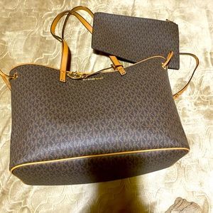 Used - Michael Kors Voyager medium logo tote bag